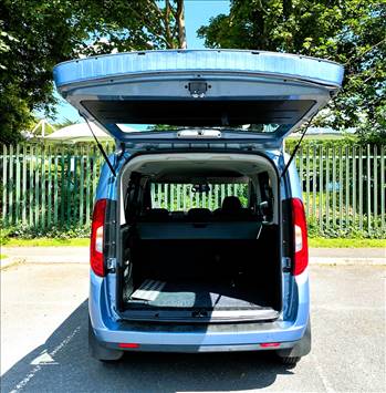 IN FRONT FIAT DOBLO AUTO (WAV)