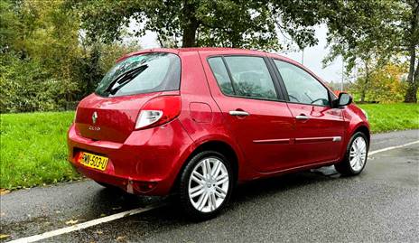 RENAULT CLIO TOM TOM AUTO